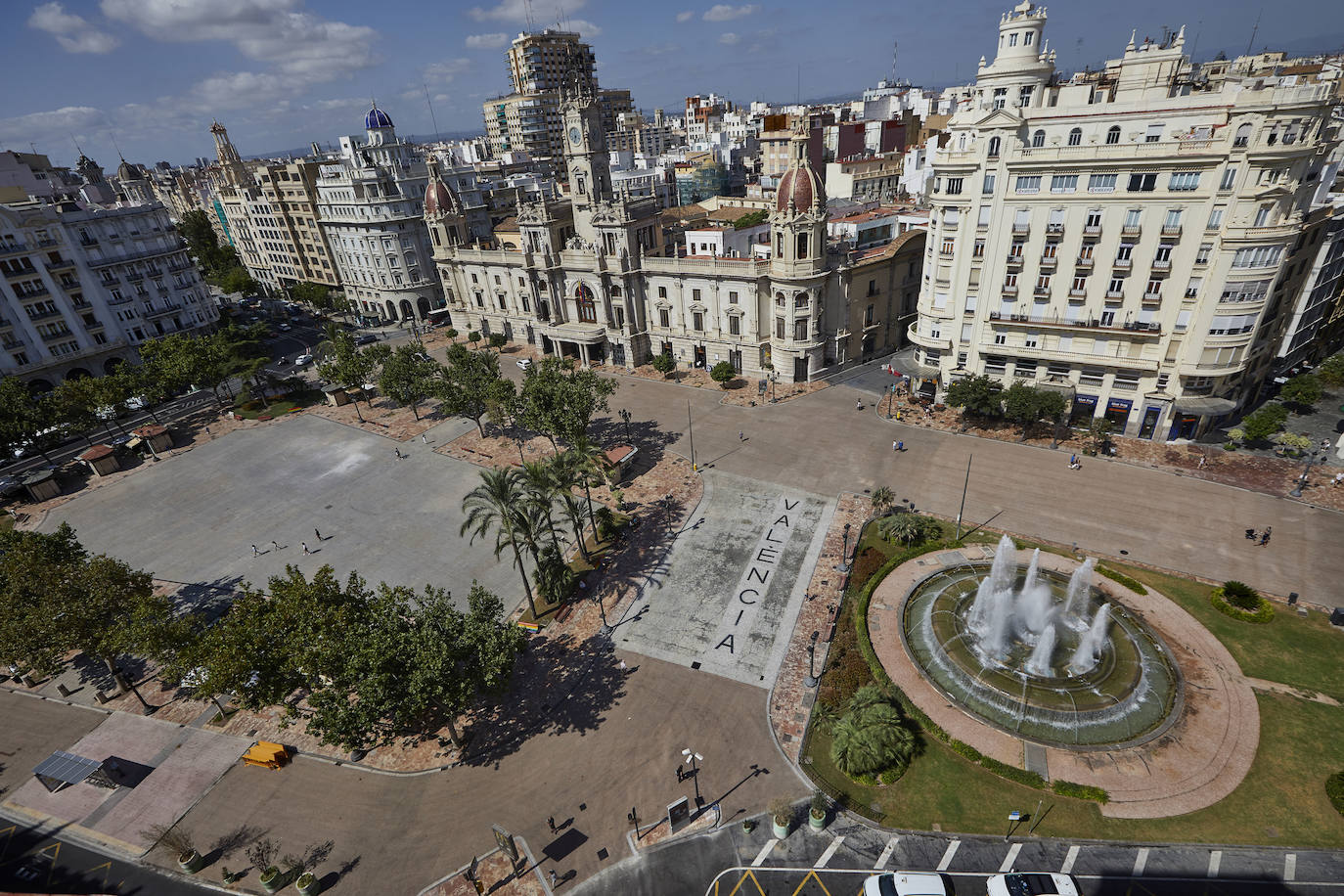 Los trabajos provisionales de peatonalización de la plaza del Ayuntamiento de Valencia ya han finalizado a los tres meses desde su inicio, el pasado 4 de mayo, tras la reordenación de la circulación, el establecimiento de rutas para el tráfico rodado y la instalación de un asfalto especial -rojo- para las zonas peatonales. 