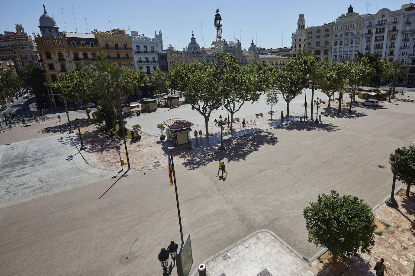 Los trabajos provisionales de peatonalización de la plaza del Ayuntamiento de Valencia ya han finalizado a los tres meses desde su inicio, el pasado 4 de mayo, tras la reordenación de la circulación, el establecimiento de rutas para el tráfico rodado y la instalación de un asfalto especial -rojo- para las zonas peatonales. 