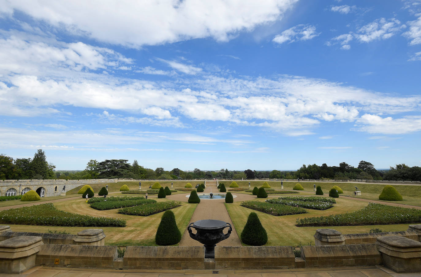 El Castillo de Windsor, una de las residencias oficiales de la Reina Isabel de Gran Bretaña, abrirá su jardín East Terrace Garden al público por primera vez en más de 40 años. 