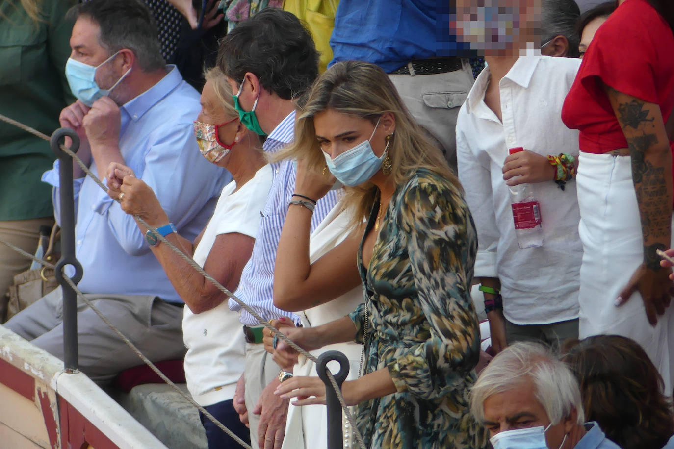 Enrique Ponce sufrió este jueves un susto en El Puerto de Santa María. Su primer toro de la tarde le dio un revolcón -afortunadamente sin consecuencias- al entrar a matar. En el tendido, como testigo, su nueva pareja sentimental, Ana Soria. La joven reaccionó con temor ante las consecuencias de la cogida. El diestro de Chiva se dirigió hacia ella para tranquilizarla tras rematar la faena. 