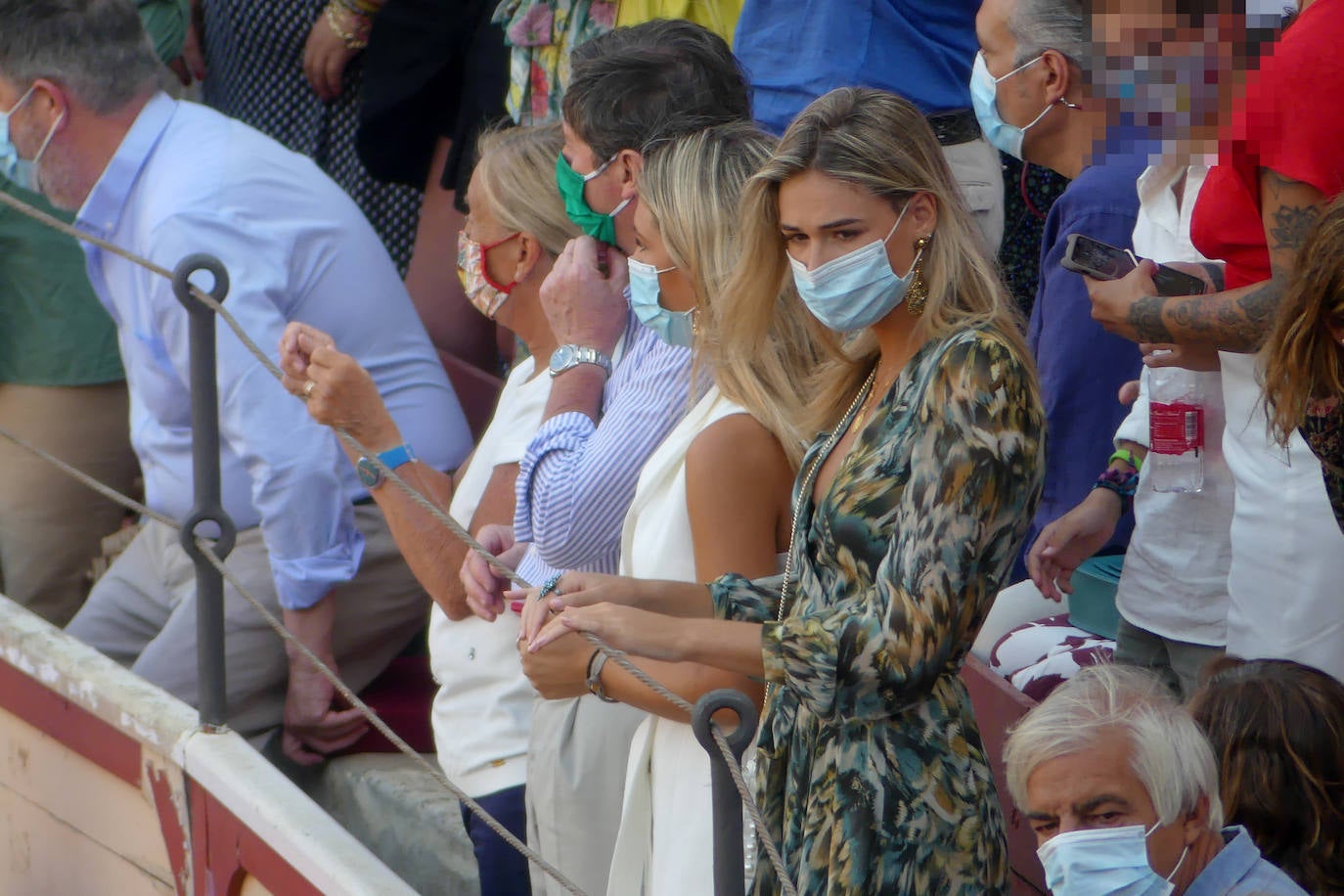 Enrique Ponce sufrió este jueves un susto en El Puerto de Santa María. Su primer toro de la tarde le dio un revolcón -afortunadamente sin consecuencias- al entrar a matar. En el tendido, como testigo, su nueva pareja sentimental, Ana Soria. La joven reaccionó con temor ante las consecuencias de la cogida. El diestro de Chiva se dirigió hacia ella para tranquilizarla tras rematar la faena. 