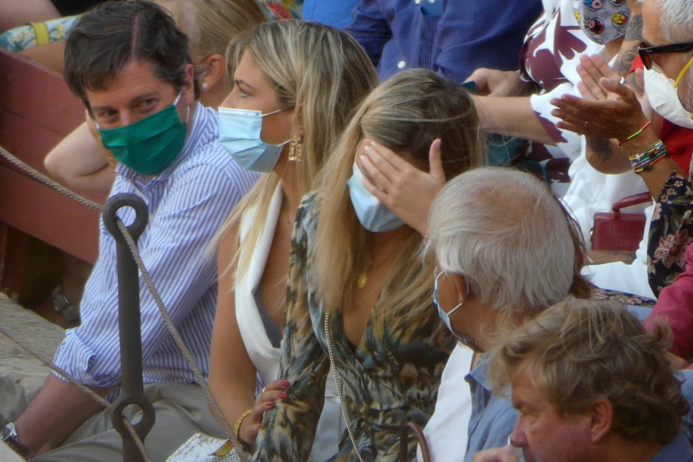 Enrique Ponce sufrió este jueves un susto en El Puerto de Santa María. Su primer toro de la tarde le dio un revolcón -afortunadamente sin consecuencias- al entrar a matar. En el tendido, como testigo, su nueva pareja sentimental, Ana Soria. La joven reaccionó con temor ante las consecuencias de la cogida. El diestro de Chiva se dirigió hacia ella para tranquilizarla tras rematar la faena. 