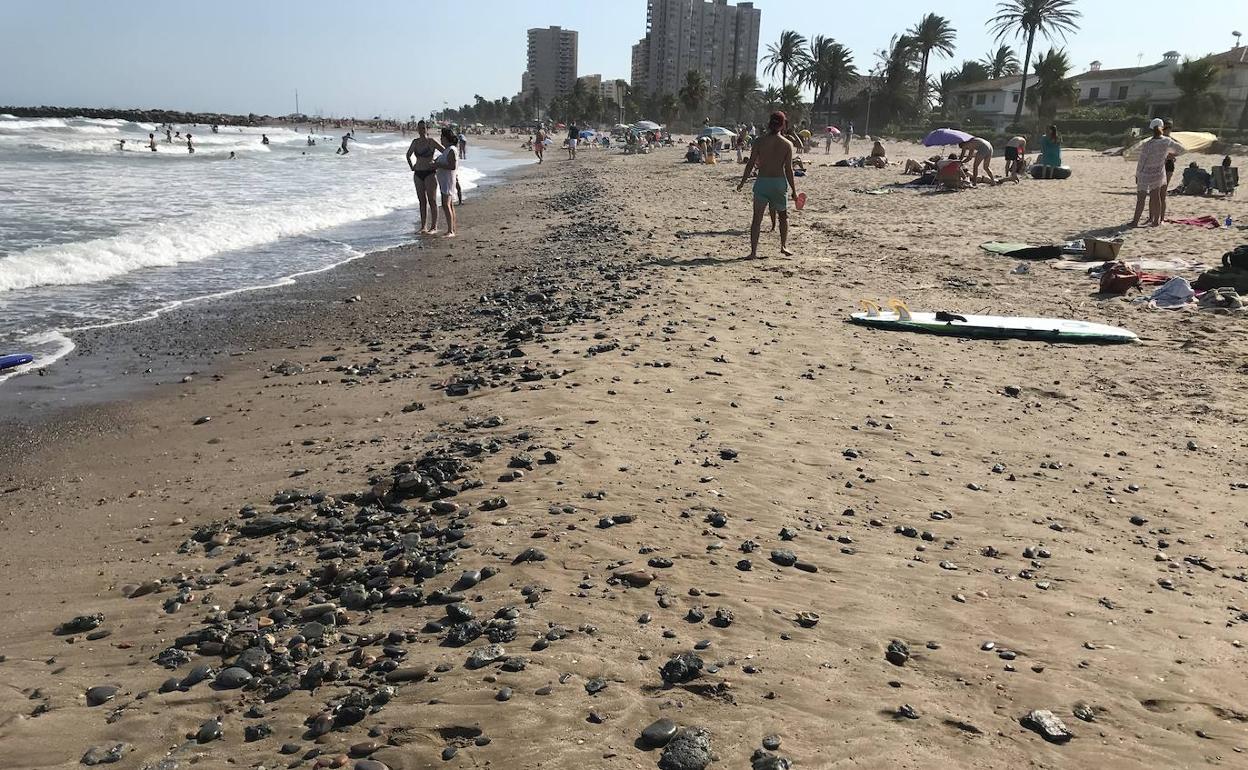 Las piedras sobre la arena de la zona de Play Puig.
