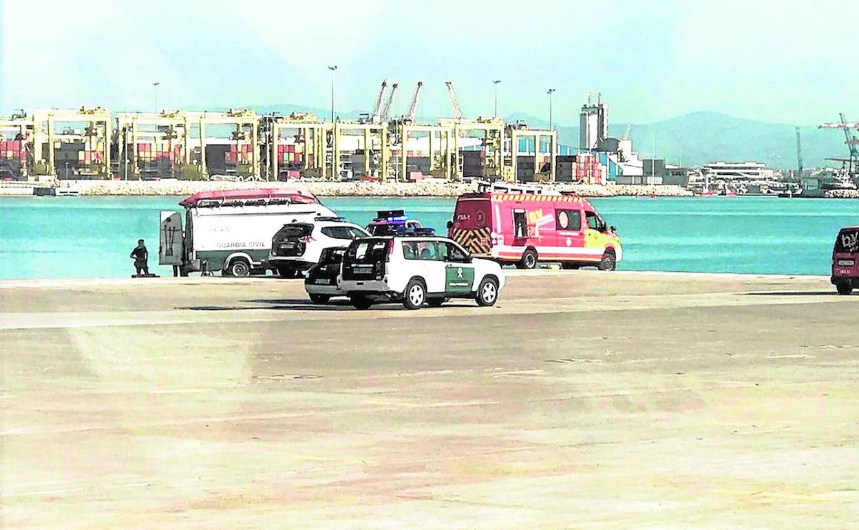 Despliegue de equipos de emergencia en el muelle Príncipe Felipe para los trabajos de búsqueda de los polizones. 