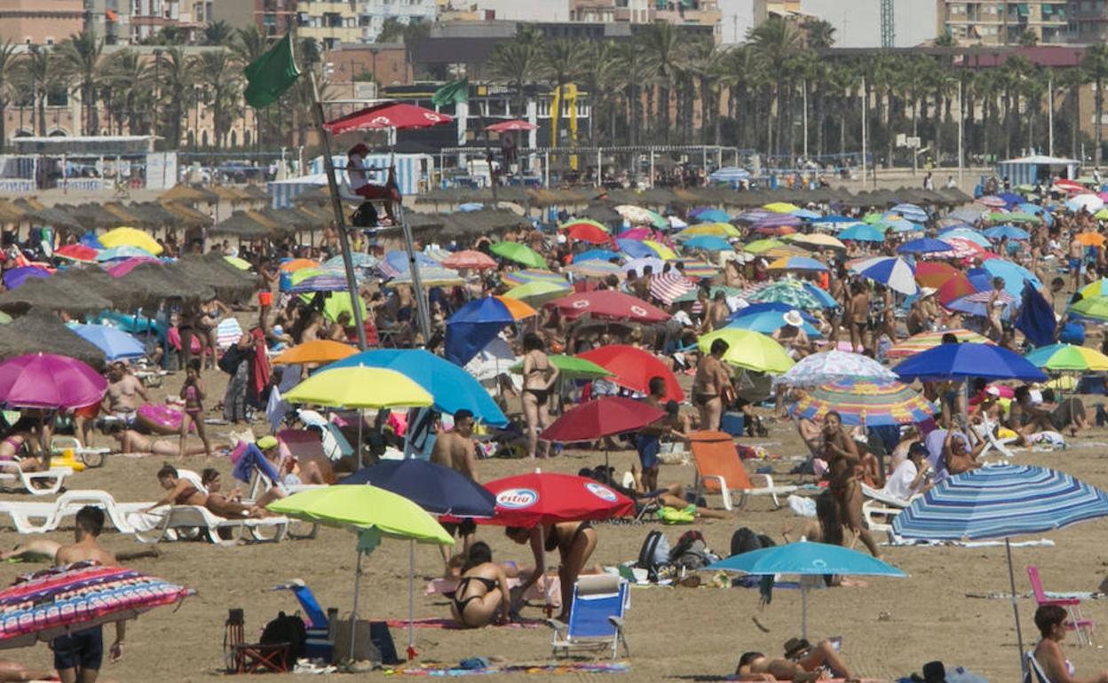 Bañistas ayer en la playa de la Malvarrosa. 