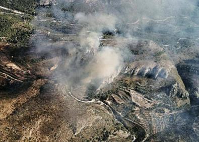 Imagen secundaria 1 - Avance del fuego en la Vall de Gallinera.