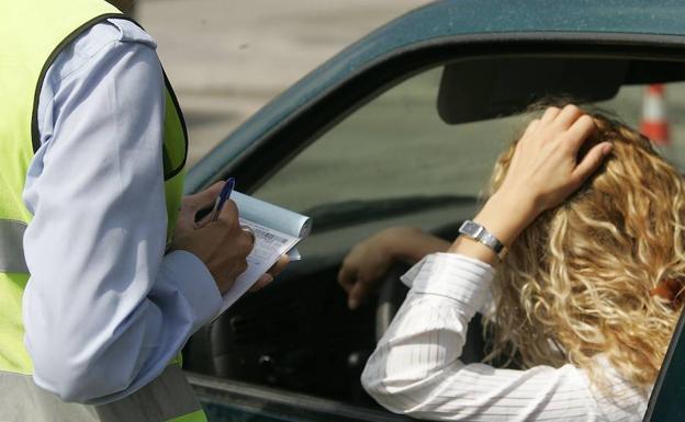 Advertencia de la DGT: hasta 500 euros de multa si te faltan estos elementos obligatorios en el coche