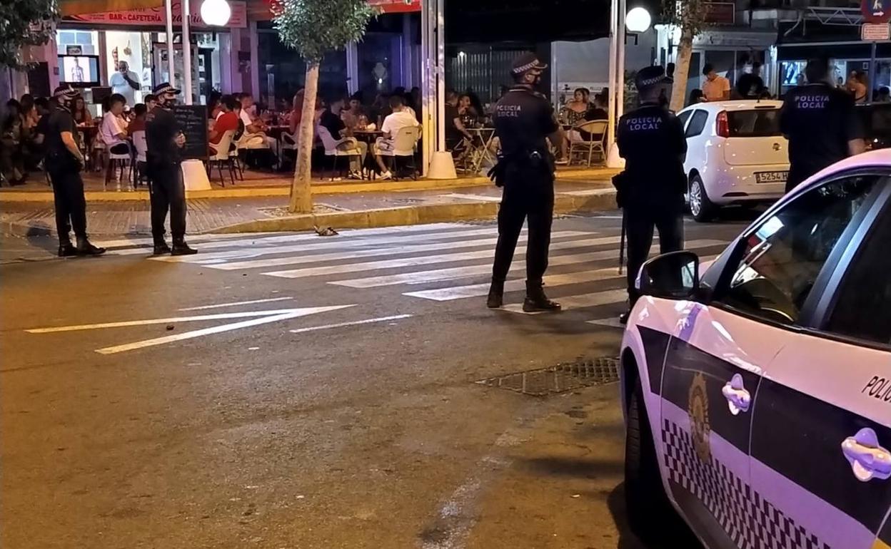 La Policía Local de Alicante frente a un bar de copas en la Playa de San Juan. 