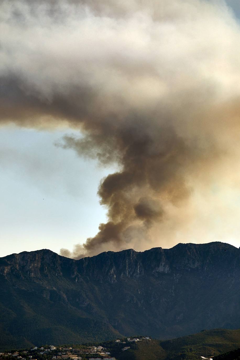 Los bomberos luchan contra tres incendios forestales en Alicante