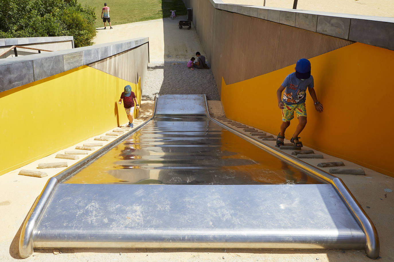 Suben las temperaturas y los valencianos aprovechan cualquier espacio para refrescarse, como en las fotos de este sábado 8 de agosto, en el parque Central y el centro de la ciudad. 