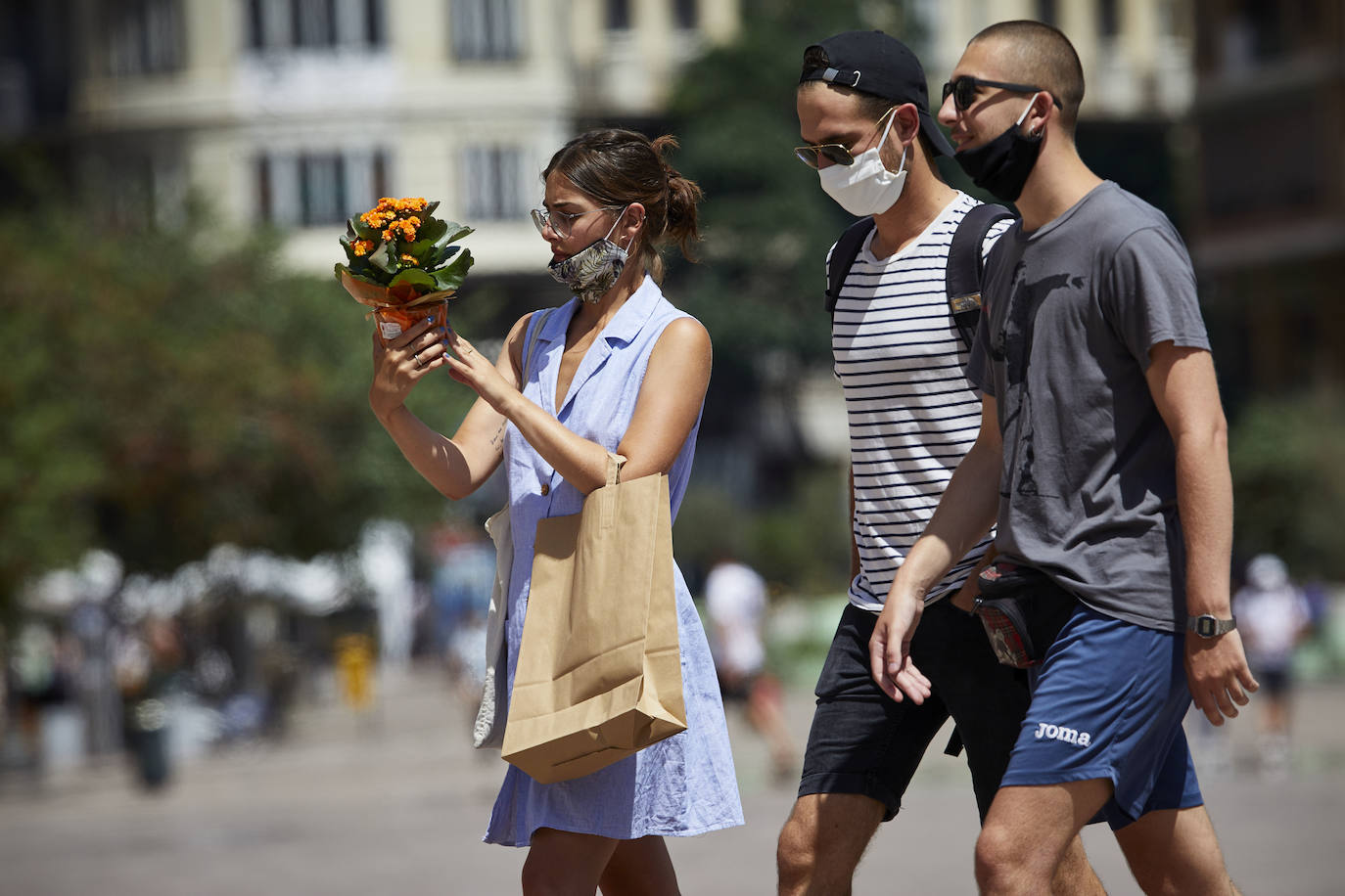 Suben las temperaturas y los valencianos aprovechan cualquier espacio para refrescarse, como en las fotos de este sábado 8 de agosto, en el parque Central y el centro de la ciudad. 