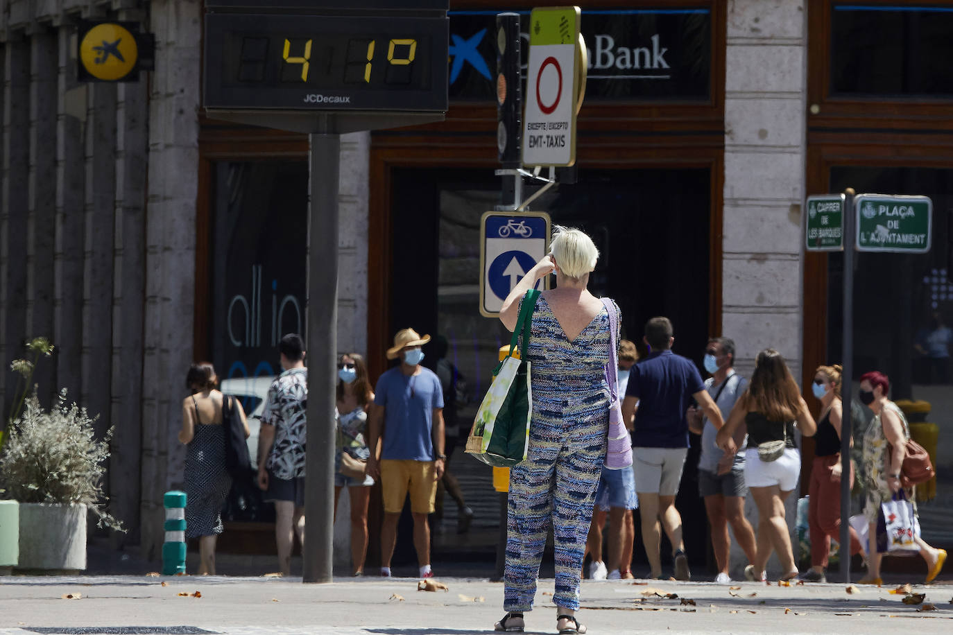 Suben las temperaturas y los valencianos aprovechan cualquier espacio para refrescarse, como en las fotos de este sábado 8 de agosto, en el parque Central y el centro de la ciudad. 