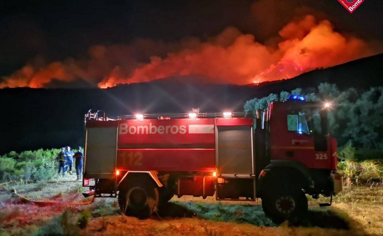 Los bomberos frente a uno de los incendios en Alicante. 