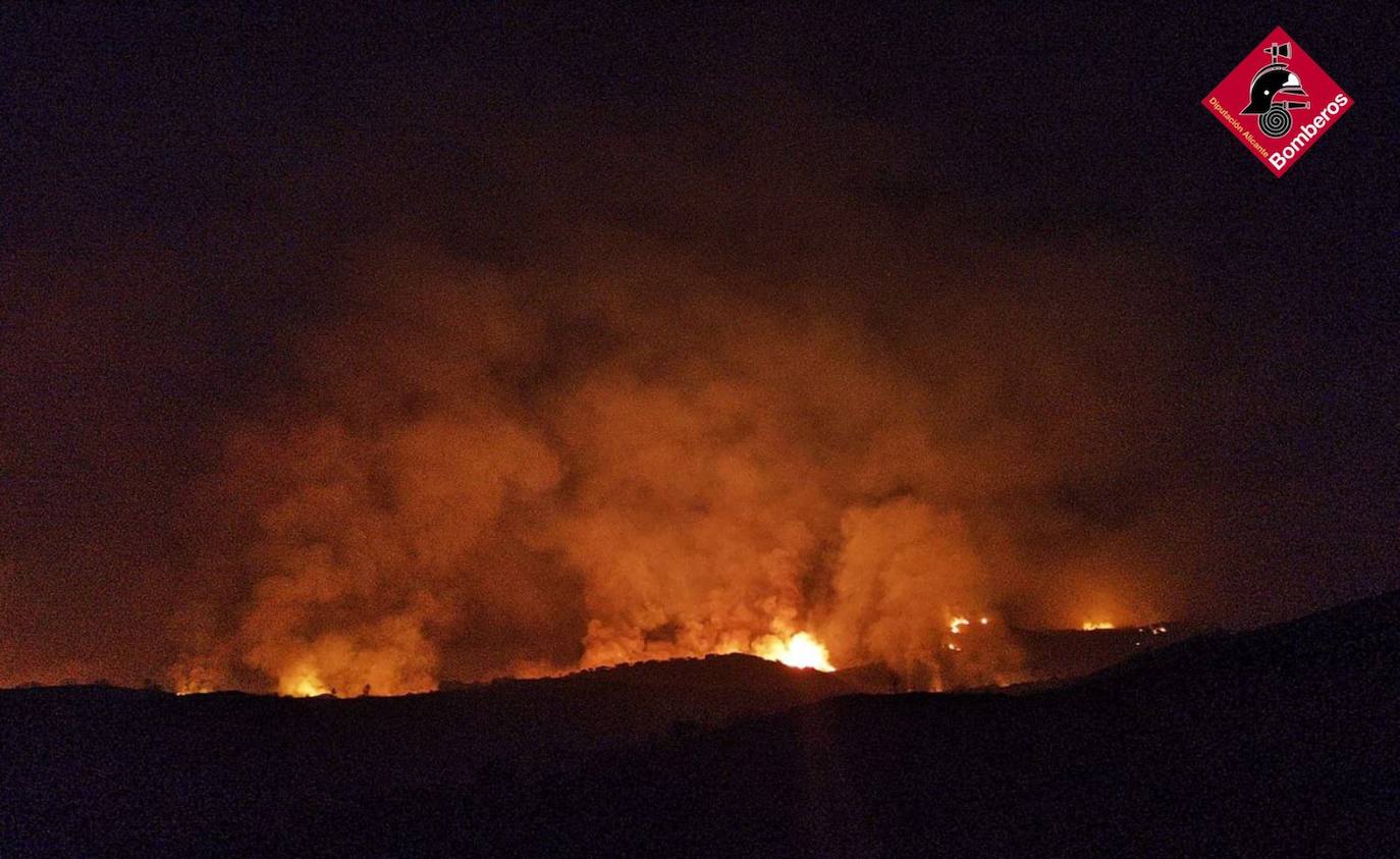 Los bomberos luchan contra tres incendios forestales en Alicante