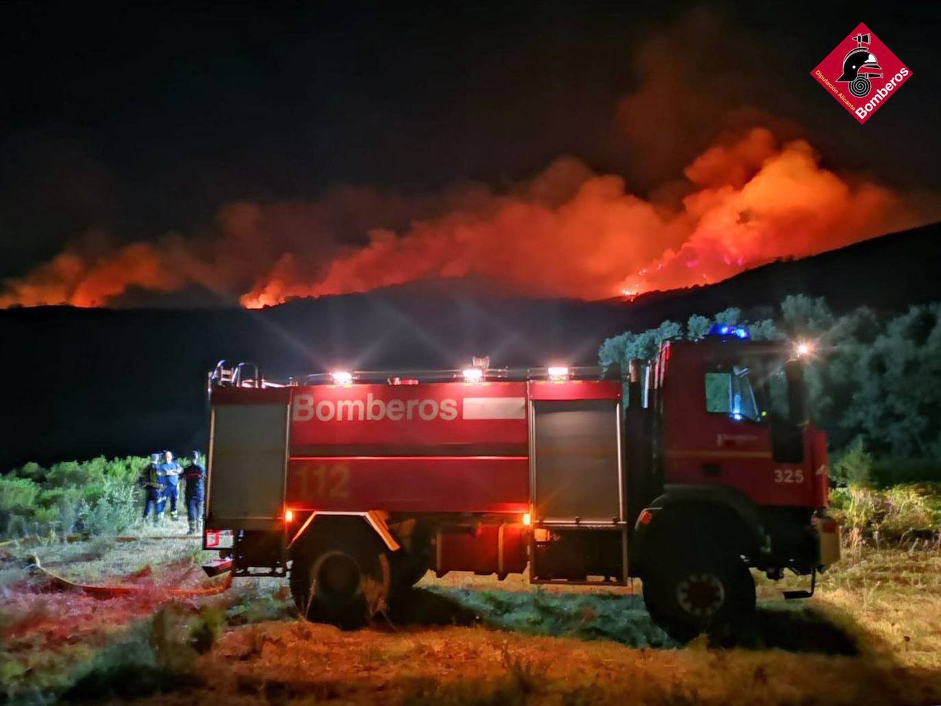 Los bomberos luchan contra tres incendios forestales en Alicante