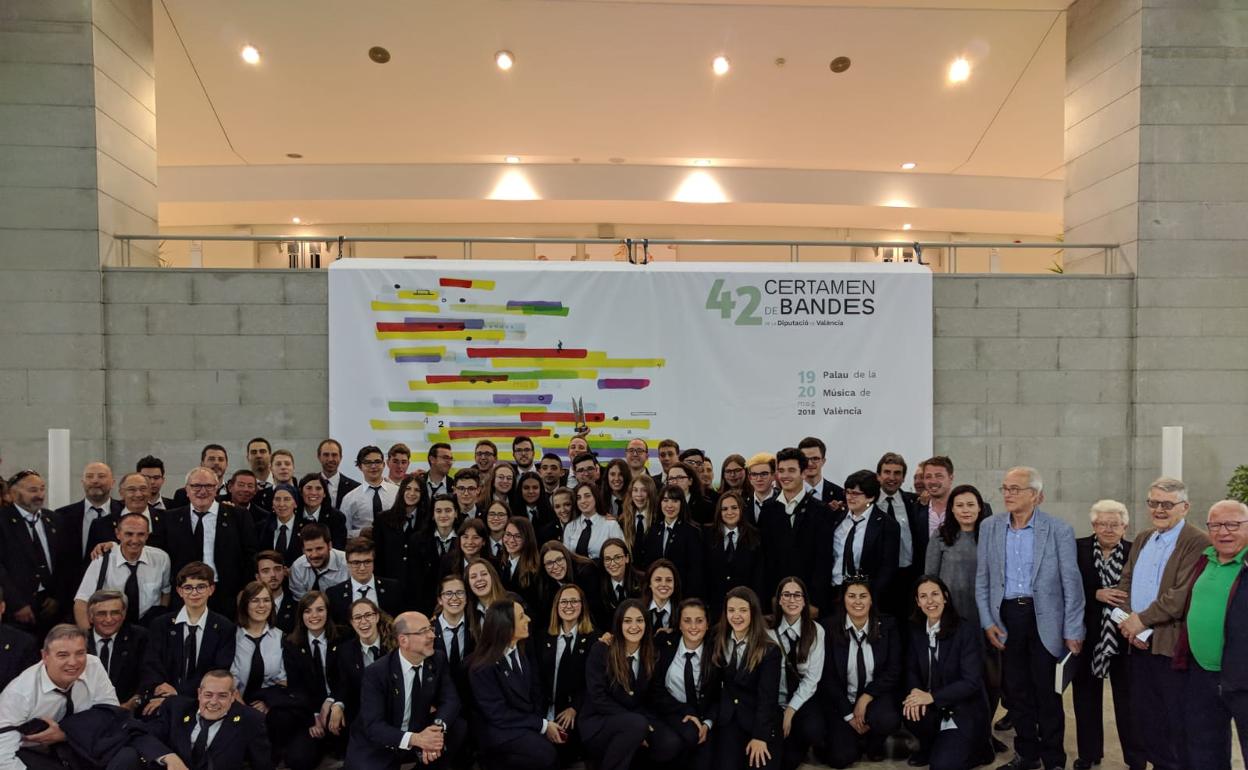 Los miembros de la Sociedad Musical de La Font, celebrando su triunfo en el Certamen de Bandas. 