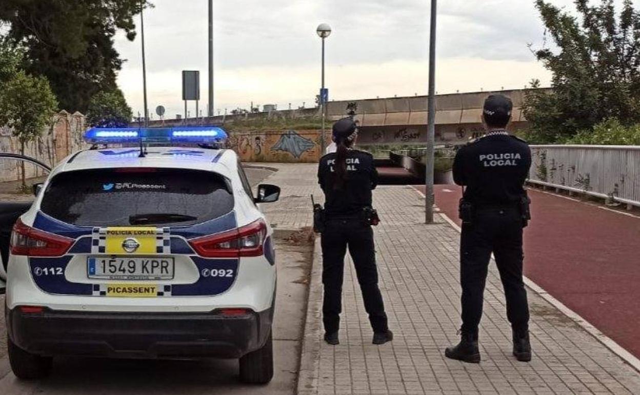 Dos agentes locales de Picassent, en uno de los controles. 