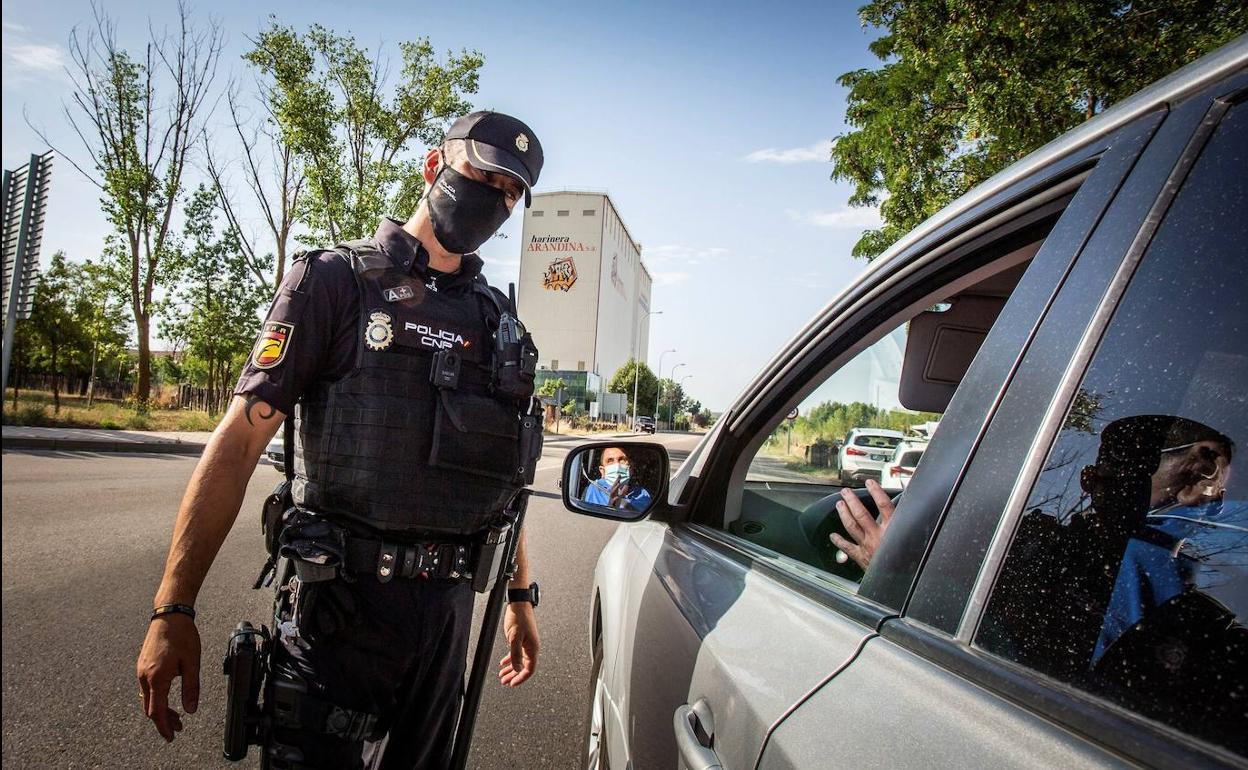 Control policial en Aranda de Duero, donde 32.000 vecinos han sufrido confinamiento. 
