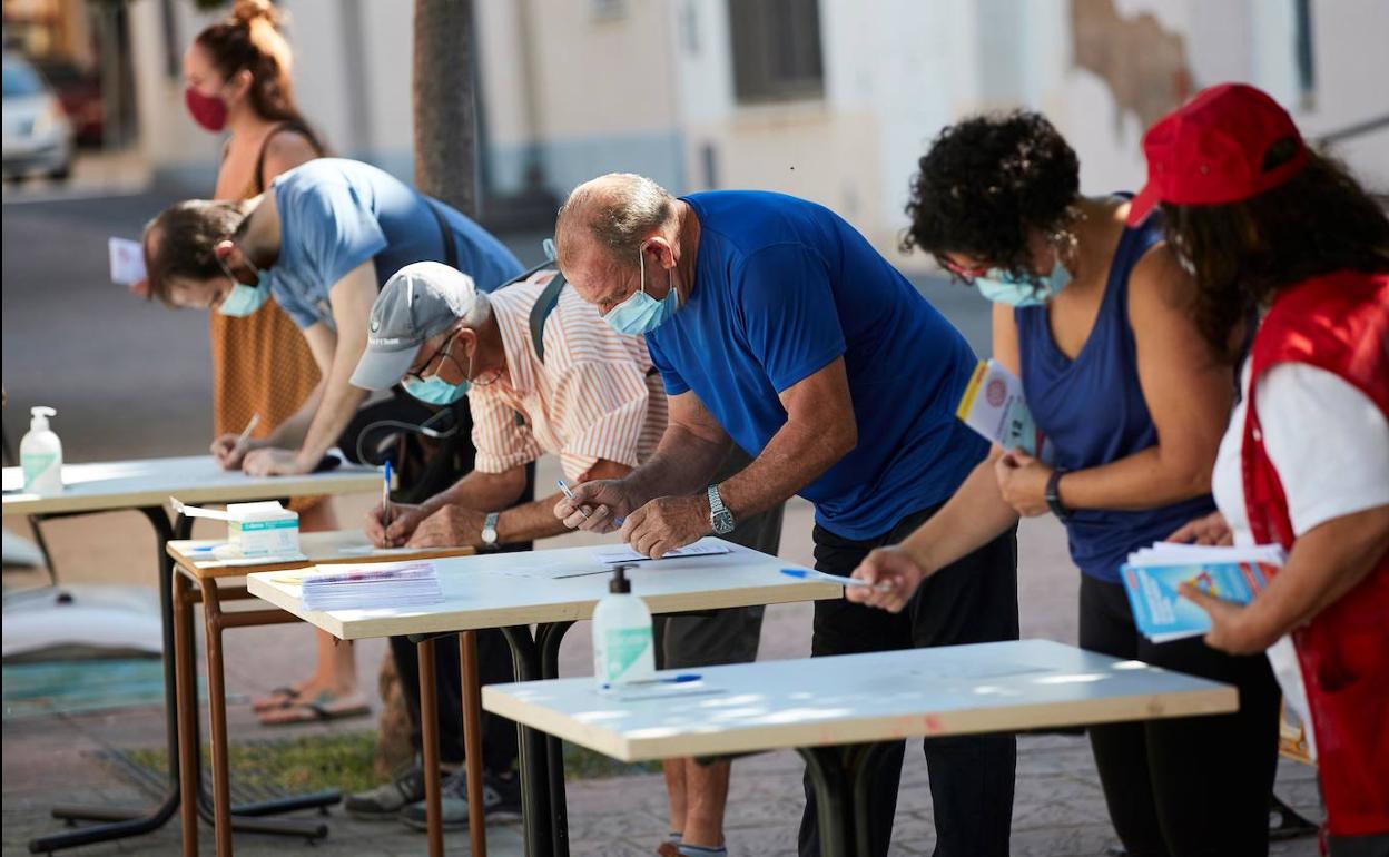 Vecinos de Tarrasa (Barcelona) se someten voluntariamente a un cribado masivo.