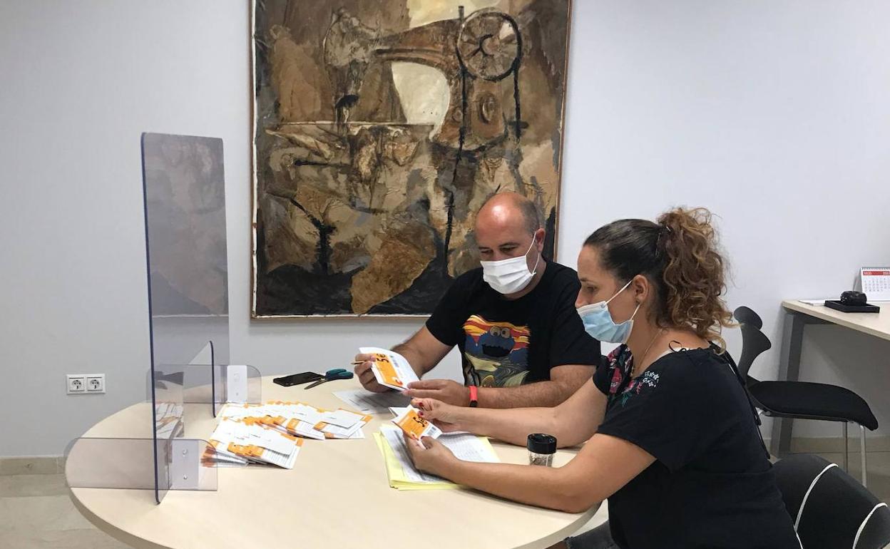 El alcalde, Paco Gómez, y la concejala de Bienestar Social, Nina Sepúlveda. 