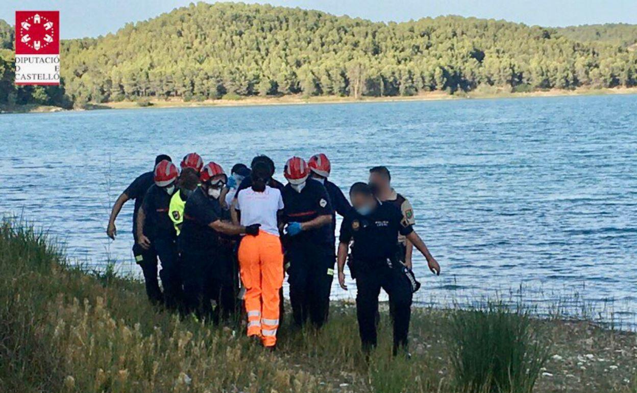 Los equipos de rescate sacan a la niña del embalse. 