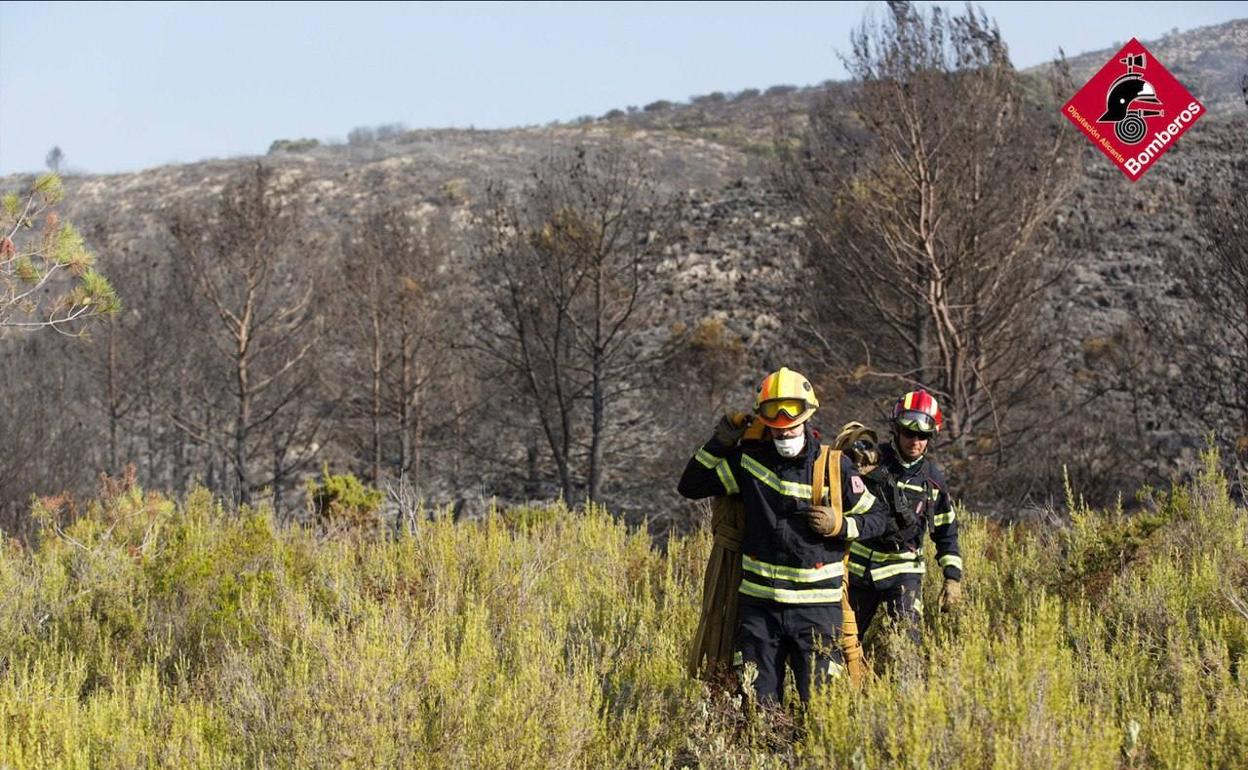 Efectivos trabajan en la extinción del incendio de la Vall de Gallinera. 