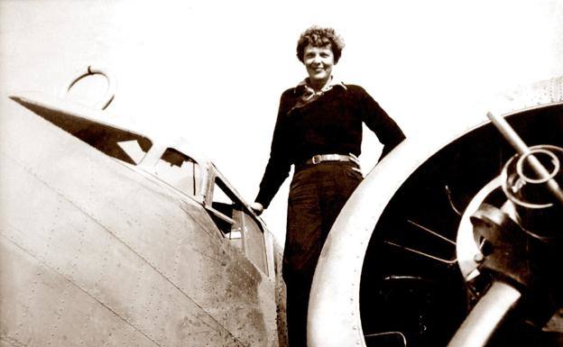 La muerte de la aviadora estadounidense Amelia Earhart | Cómo murió la legendaria piloto sigue siendo un misterio a día de hoy. Earhart fue la primera mujer aviadora en volar sola a través del Océano Atlántico y desapareció misteriosamente en 1937 mientras volaba sobre el Pacífico. 