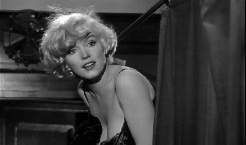 La muerte de Marilyn Monroe | Las teorías sobre el fallecimiento de la famosa actriz no han parado de sucederse desde que saltase la noticia. ¿Suicidio o asesinato? Los detalles son confusos e incluso contradictorios, como la posición de su cuerpo o el estado en el que se encontraba la habitación, y hacen que muchos opinen que su muerte fue una conspiración por parte de los heranos Kennedy para evitar que la artista pudiese revelar información comprometida.