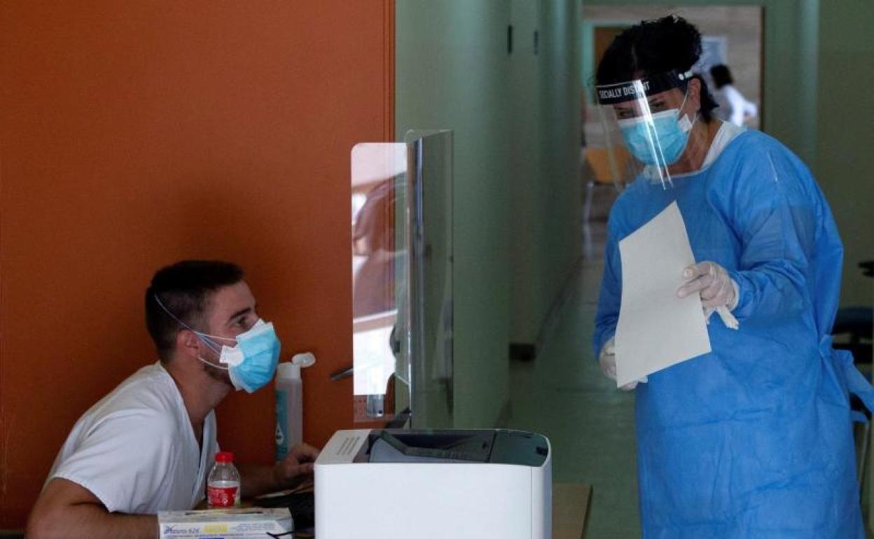 Personal sanitario prepara las pruebas pruebas PCR en la localidad de Santa Coloma de Gramanet (Barcelona).