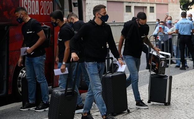 Llegada de la expedición del Atlético a su hotel de Lisboa.