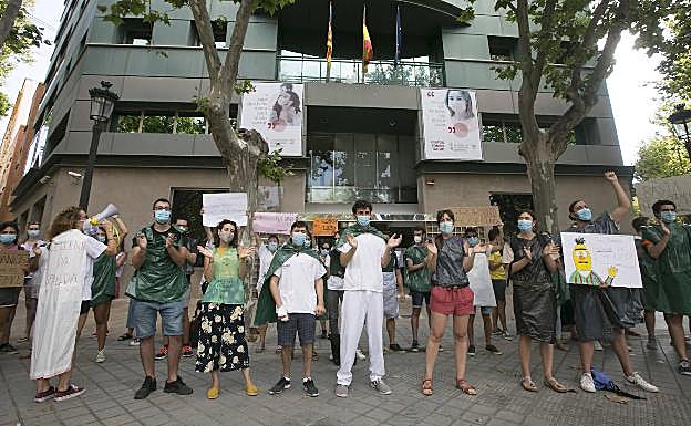 Sanidad, incapaz de resolver el conflicto con los MIR pese a que Madrid sí lo logra