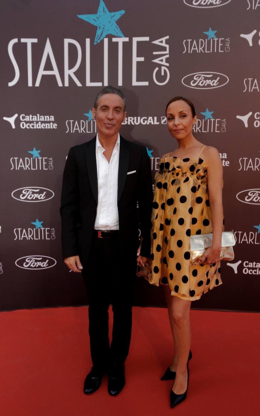 El cantante Pitingo y su esposa, Verónica Fernández Prieto. La labor solidaria de Antonio Banderas como embajador de la Organización Mundial del Turismo ha sido reconocida en la undécima Gala Starlite. La fundación Starlite reunió este domingo en su cena solidaria para luchar contra el Covid-19 a personalidades del mundo empresarial, social y cultural que apoyan distintos proyectos humanitarios para hacer frente a la pandemia. A la gala marbellí han acudido personalidades como la ministra Reyes Maroto, Antonio José, Miguel Poveda, Luján Argüelles, Loles León, Pepe Navarro y Pedro J. Ramírez, entre otros. Paula Echevarría también ha sido reconocida por su implicación personal en numerosas causas solidarias. 