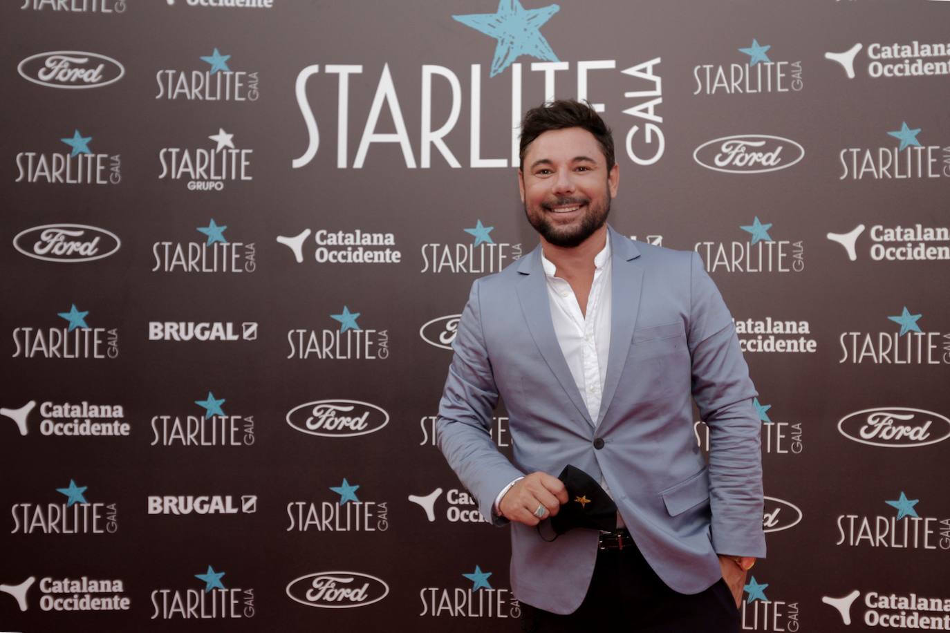 El cantaor Miguel Poveda. La labor solidaria de Antonio Banderas como embajador de la Organización Mundial del Turismo ha sido reconocida en la undécima Gala Starlite. La fundación Starlite reunió este domingo en su cena solidaria para luchar contra el Covid-19 a personalidades del mundo empresarial, social y cultural que apoyan distintos proyectos humanitarios para hacer frente a la pandemia. A la gala marbellí han acudido personalidades como la ministra Reyes Maroto, Antonio José, Miguel Poveda, Luján Argüelles, Loles León, Pepe Navarro y Pedro J. Ramírez, entre otros. Paula Echevarría también ha sido reconocida por su implicación personal en numerosas causas solidarias. 