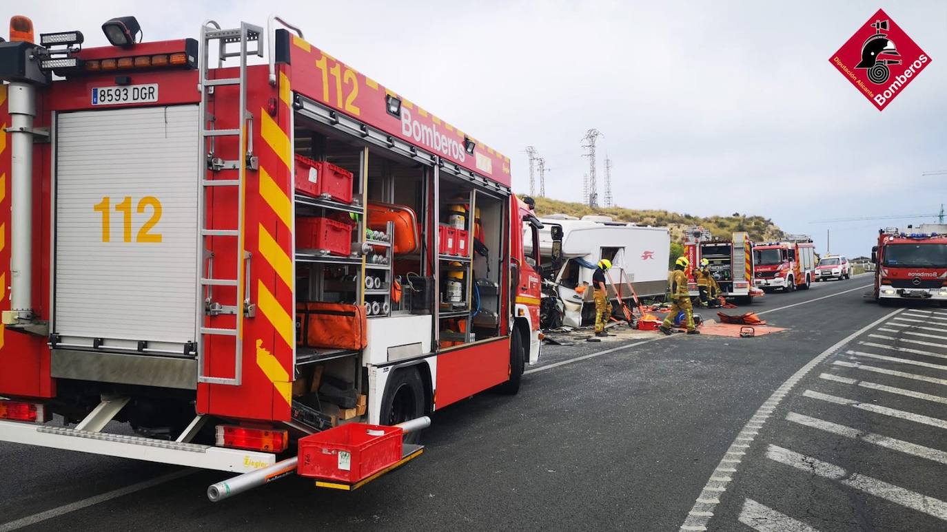 Fotos: Imágenes del brutal accidente en El Campello: dos fallecidos y tres heridos graves