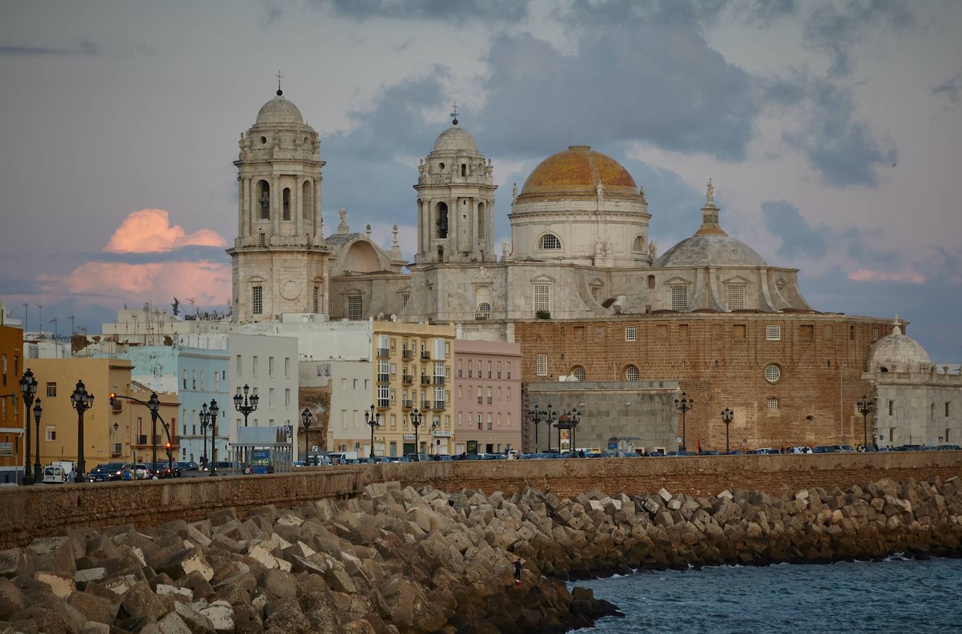 CÁDIZ. Conocida como la “Tacita de Plata” esta magnífica ciudad situada en un peculiar enclave del sur de la península es considerada la ciudad más antigua de Occidente. No es de extrañar pues, que deleita a los que la visitan con su patrimonio histórico, su majestuosa catedral, los Castillos de San Sebastián y Santa Catalina y su interior medieval con multitud de palacios que nos hacen viajar a tiempos inmemoriales. 