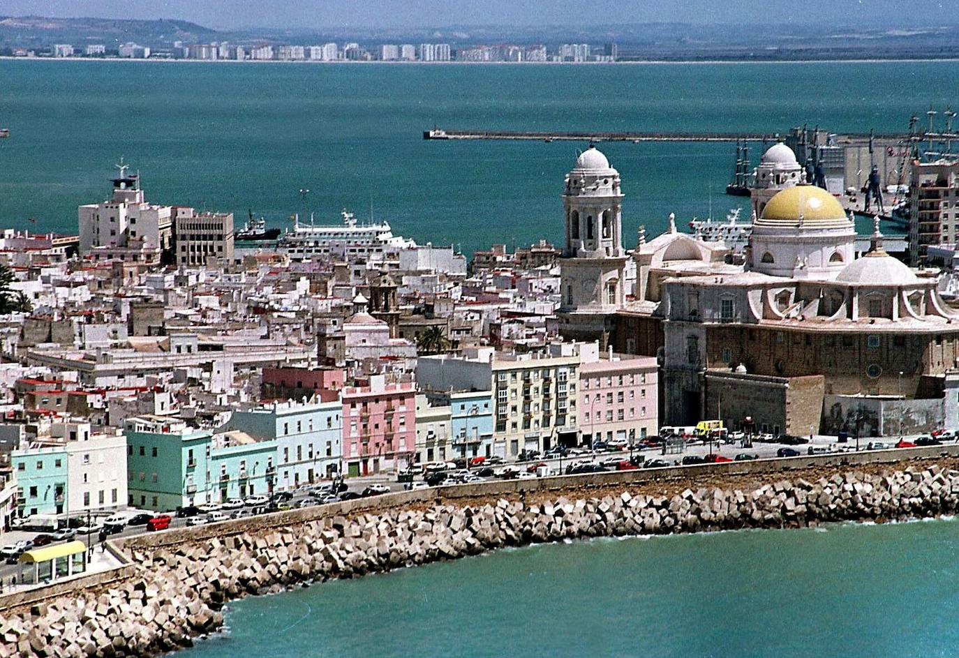 CÁDIZ. Hoy en día la ciudad sigue manteniendo una frenética actividad en sus calles y gracias a su historia, pero también a sus playas, sus espacios verdes y su gastronomía hacen de esta la mejor ciudad para pasar el verano.