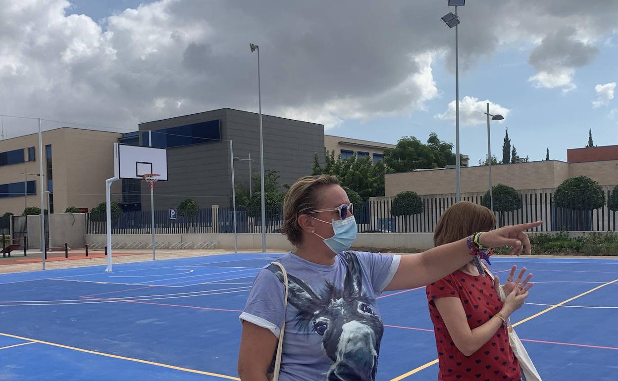 La alcaldesa, Eva Sanz, y la teniente de alcalde, Ana Martín, visitan las obras  del polideportivo. 