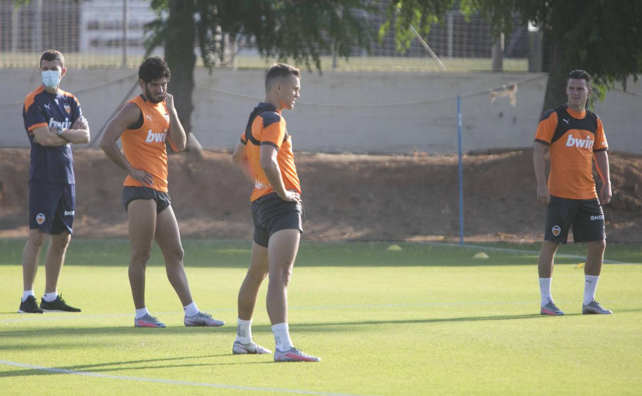 Guedes, Cheryshev y Gameiro, sobre uno de los campos de la ciudad deportiva. 