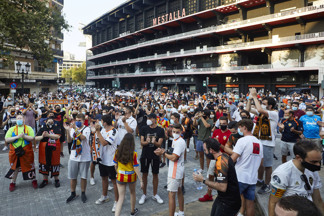 Fotos: Más de un millar de valencianistas se manifiestan contra la gestión de Lim y piden su marcha