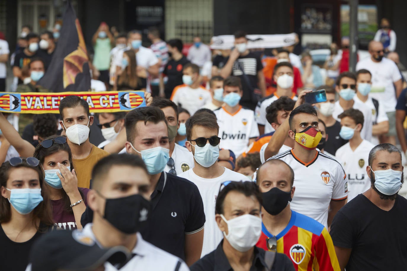 Fotos: Más de un millar de valencianistas se manifiestan contra la gestión de Lim y piden su marcha