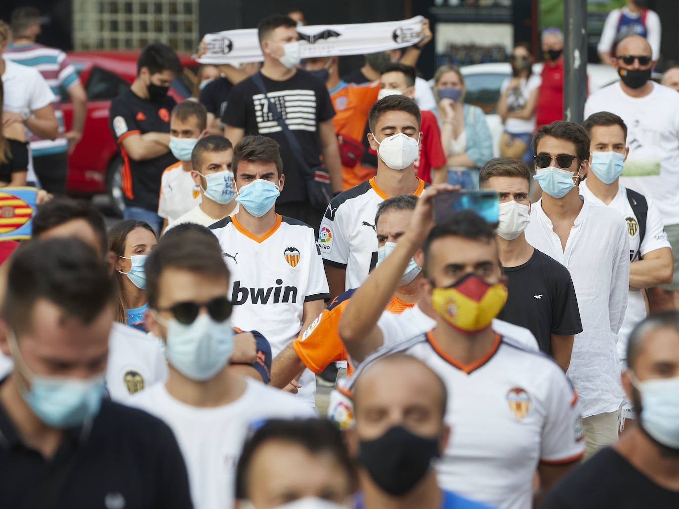 Fotos: Más de un millar de valencianistas se manifiestan contra la gestión de Lim y piden su marcha