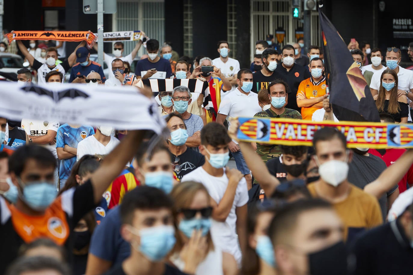 Fotos: Más de un millar de valencianistas se manifiestan contra la gestión de Lim y piden su marcha