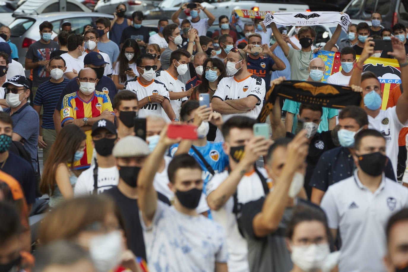 Fotos: Más de un millar de valencianistas se manifiestan contra la gestión de Lim y piden su marcha