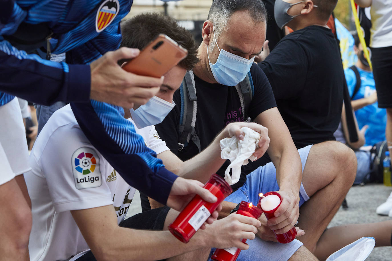 Fotos: Más de un millar de valencianistas se manifiestan contra la gestión de Lim y piden su marcha