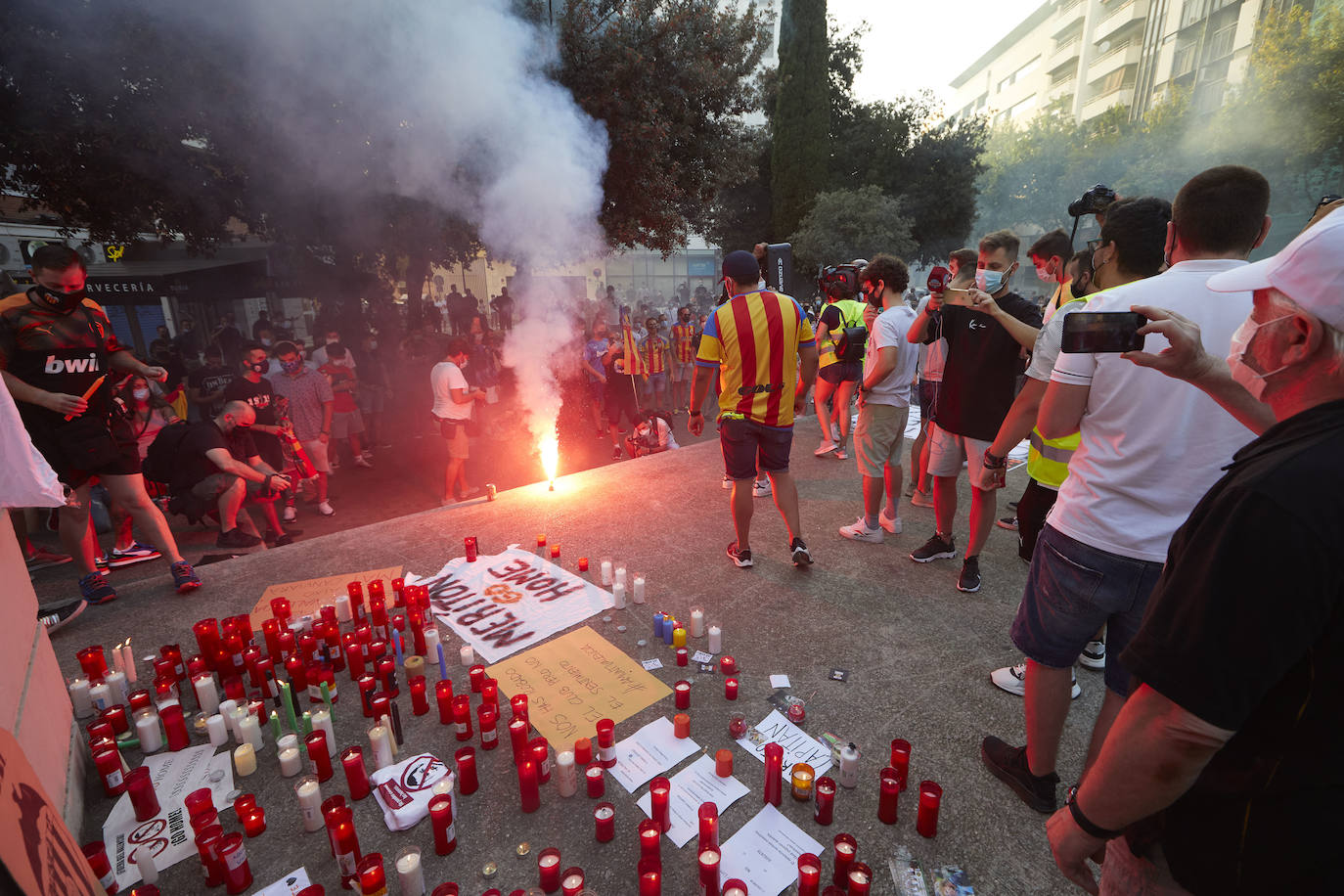 Fotos: Más de un millar de valencianistas se manifiestan contra la gestión de Lim y piden su marcha