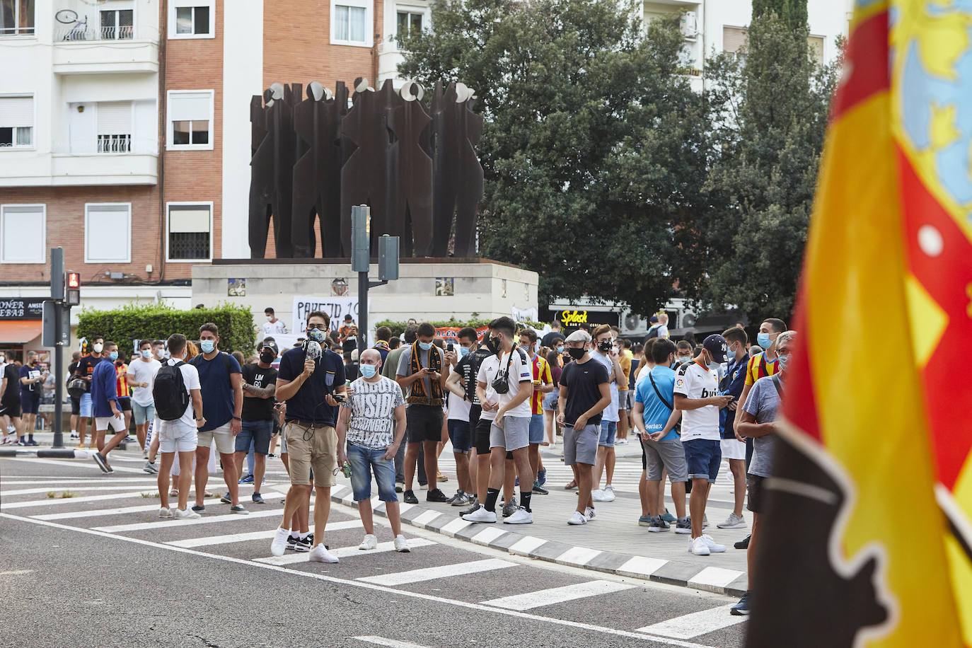 Fotos: Más de un millar de valencianistas se manifiestan contra la gestión de Lim y piden su marcha