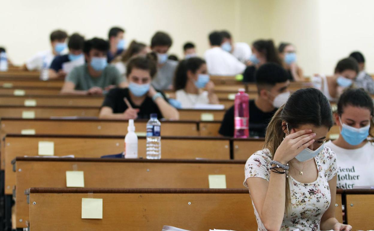 Alumnos hacen el examen de acceso a la universidad. 