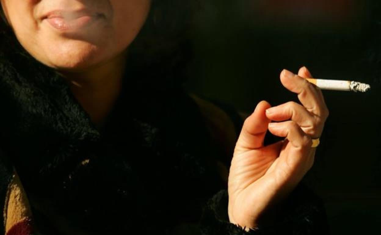 Una mujer fumando.