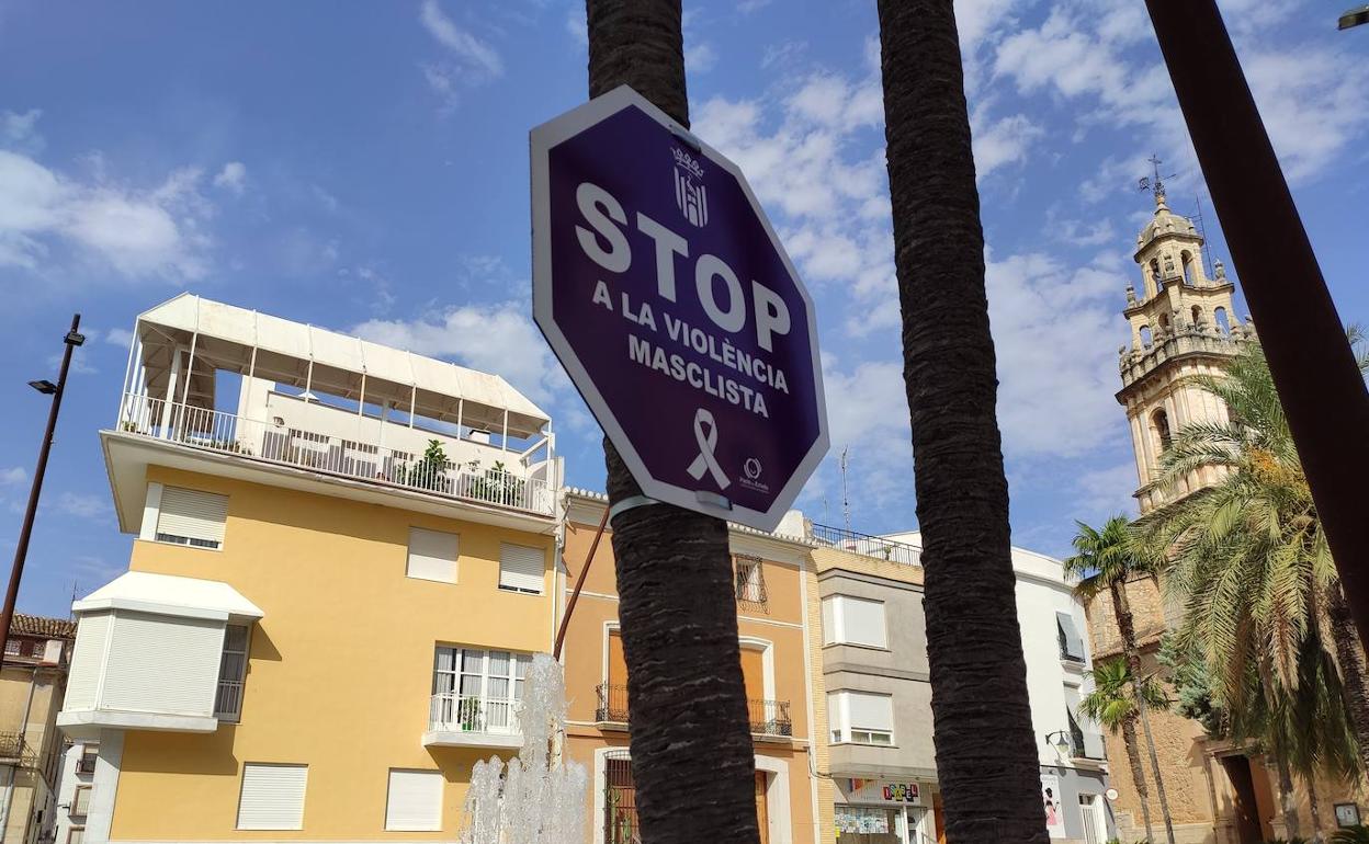 Una de las señales instaladas, ubicada en la Plaza del Ayuntamiento de Pego.