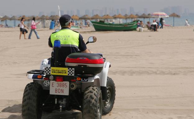 Detenido por masturbarse ante a un grupo de niños en la playa del Cabanyal